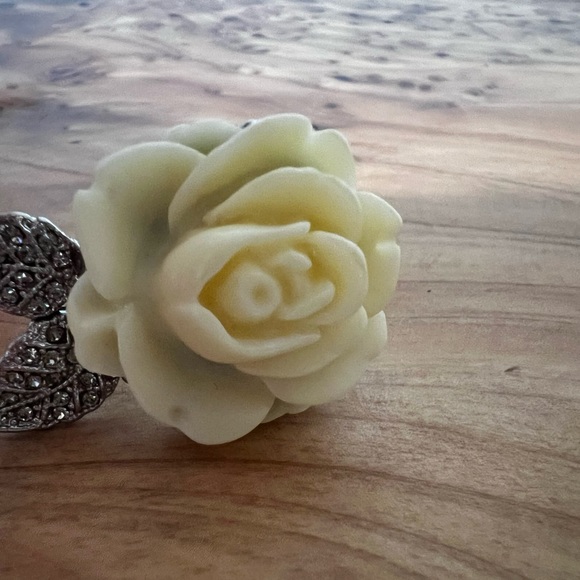 🌹Beautiful Ivory Rose Ring W/ Jewelled Leaves - Picture 10 of 14